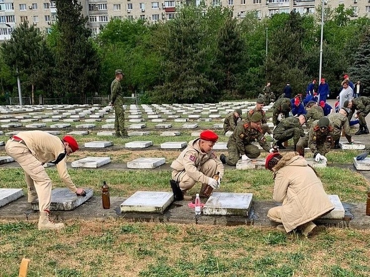 Краснодарские юнармейцы приводят в порядок воинские захоронения