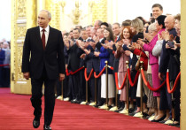 Владимир Путин присягнул на заново отпечатанном экземпляре Конституции