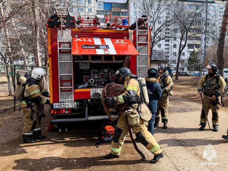 Пожарные Владивостока спасли спящего мужчину из огня