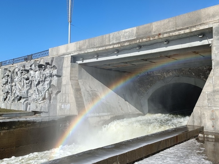 Мужчина в шортах застрял в зоне сброса воды на Плотинке в Екатеринбурге