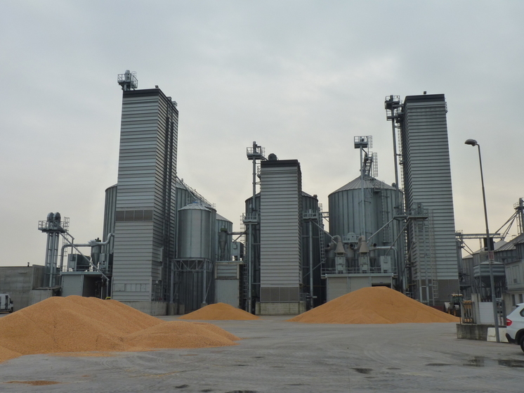 МЧС: зерносушилка на площади 1 тысяча кв м загорелась на складе в Белгородской области