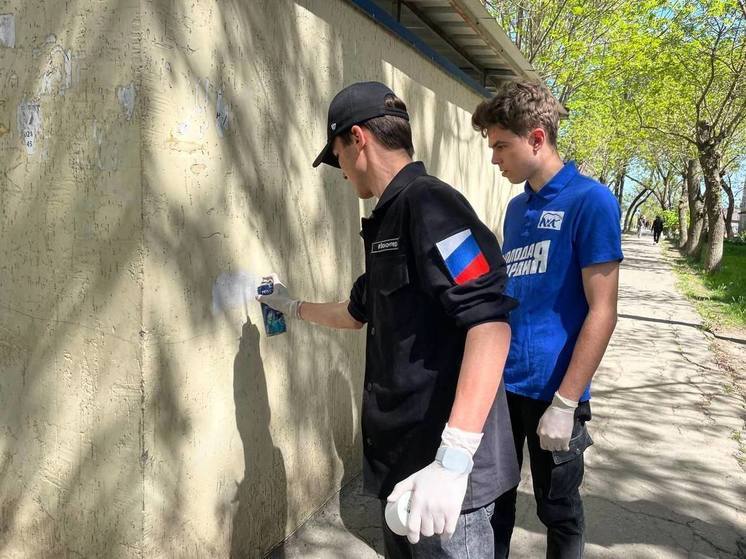 В Бердянске активисты закрасили украинскую и нацистскую символику