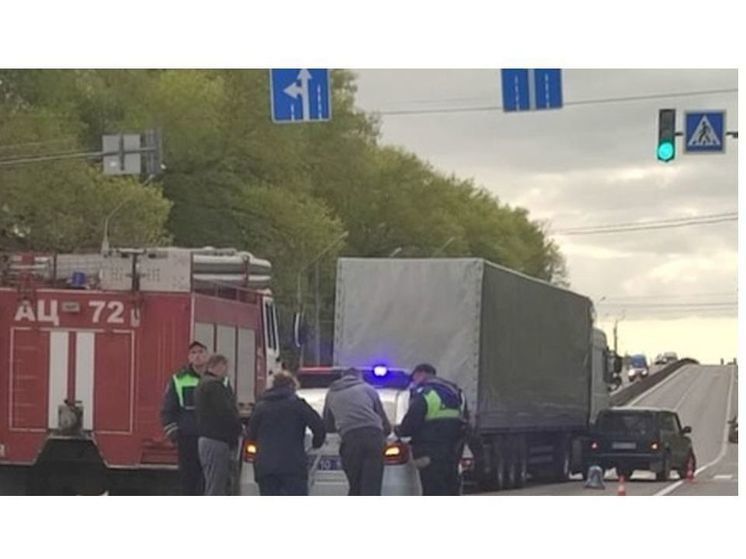 На трассе М-1 в Смоленском районе фура сгребла две легковушки