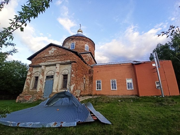 В храме села Средние Апочки Курской области ветром сорвало крышу
