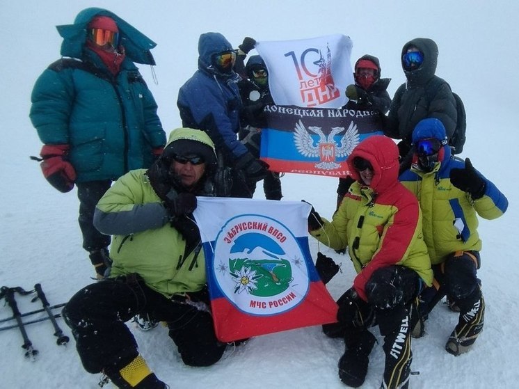 Флаг ДНР водрузили на Эльбрусе