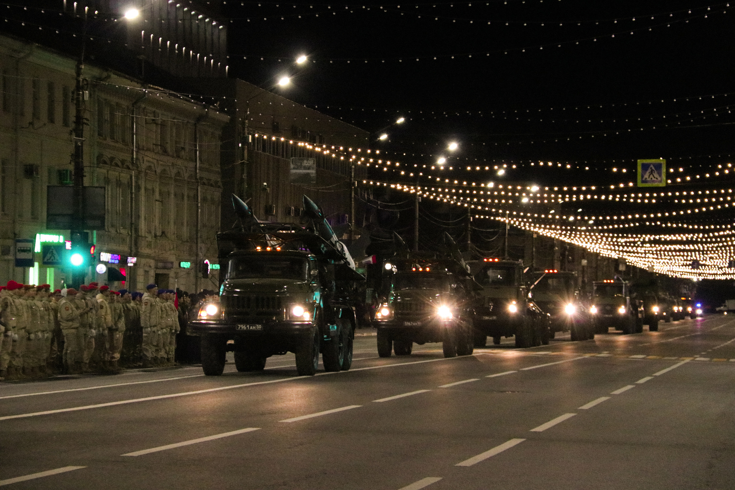 В холод и с военной техникой: в Твери прошла генеральная репетиция Парада Победы