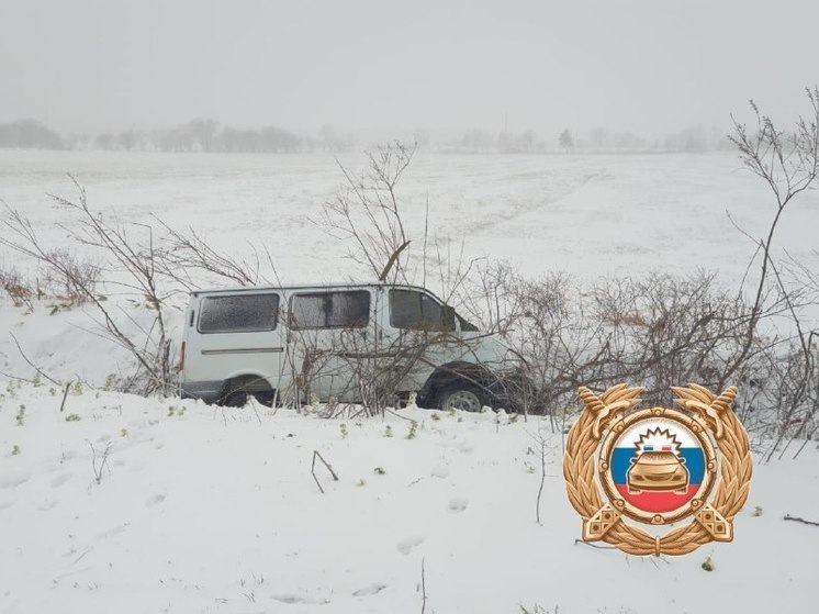 На трассе Южно-Сахалинск-Оха автомобиль улетел в кювет