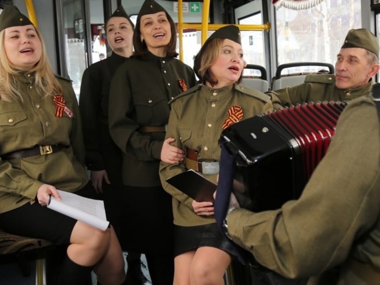 Артисты поют песни военных лет в автобусах Муравленко