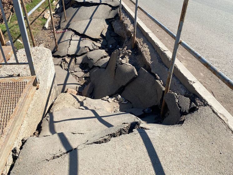 Единственный тротуар на улице Уральской в Оренбурге стал опасным для жителей