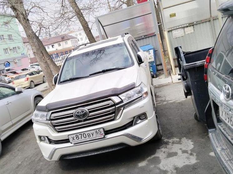 В Южно-Сахалинске автохамы перекрыли дорогу мусоровозам