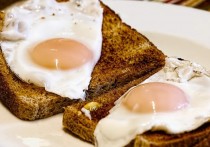 Если отказаться от употребления по утрам яиц, сливочного масла или сметаны, это не приведет к снижению холестерина в крови. 