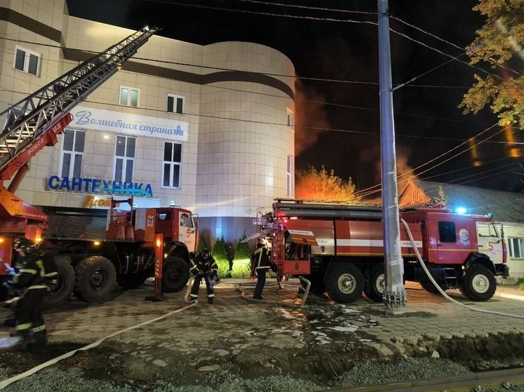 В Курске ночью горел магазин сантехники на улице Дубровинского