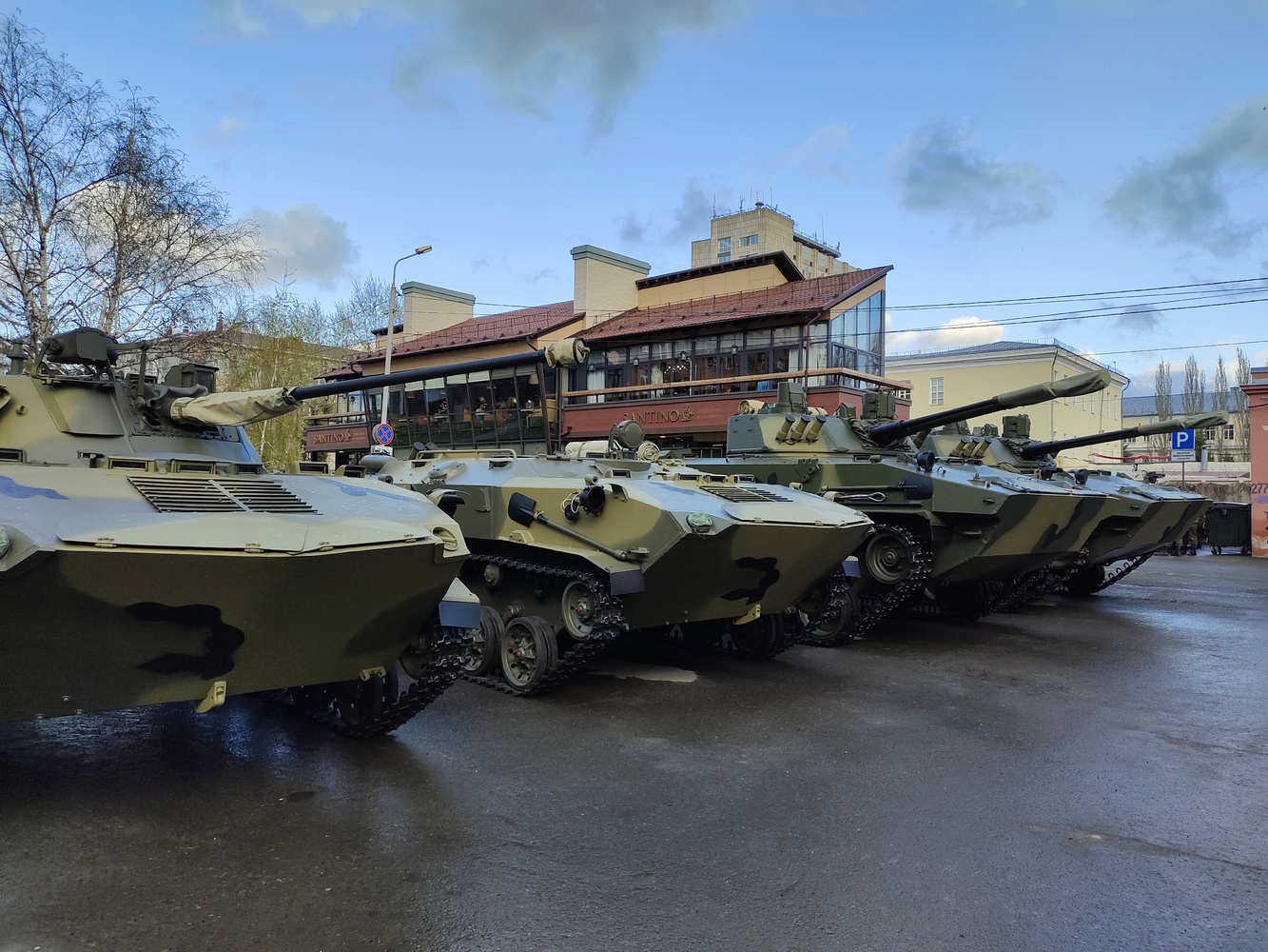 В центре Омска появились танки: 15 кадров техники, которая будет на параде 9 Мая