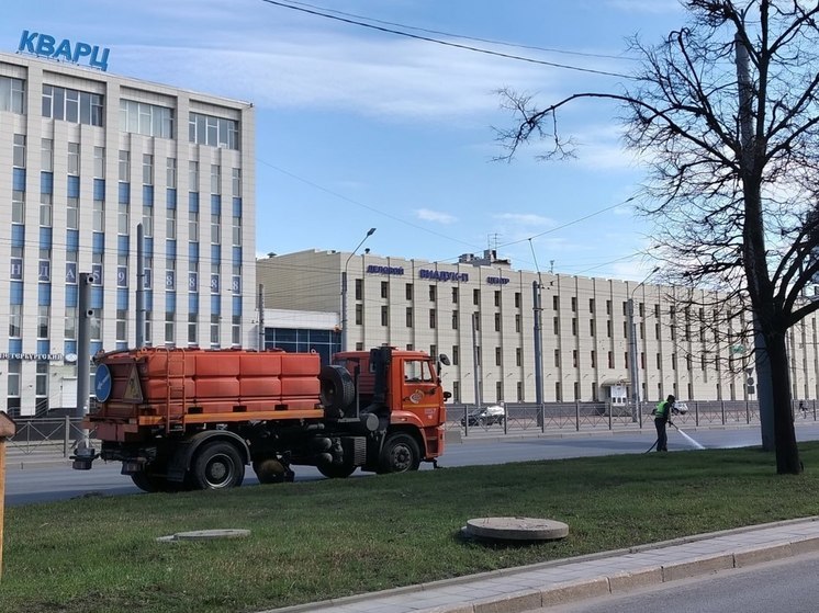 Смольный отчитался о чистоте на 1,3 тысячи улиц Петербурга