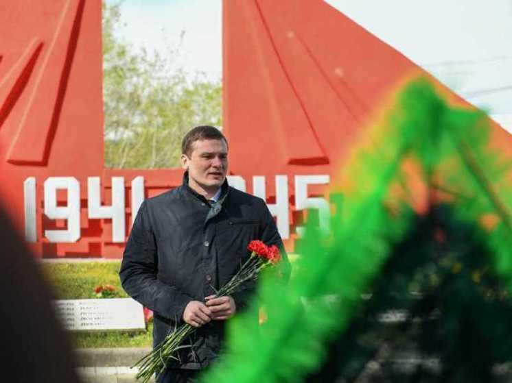 Валентин Коновалов в столице Хакасии почтил память воинов Великой Отечественной войны