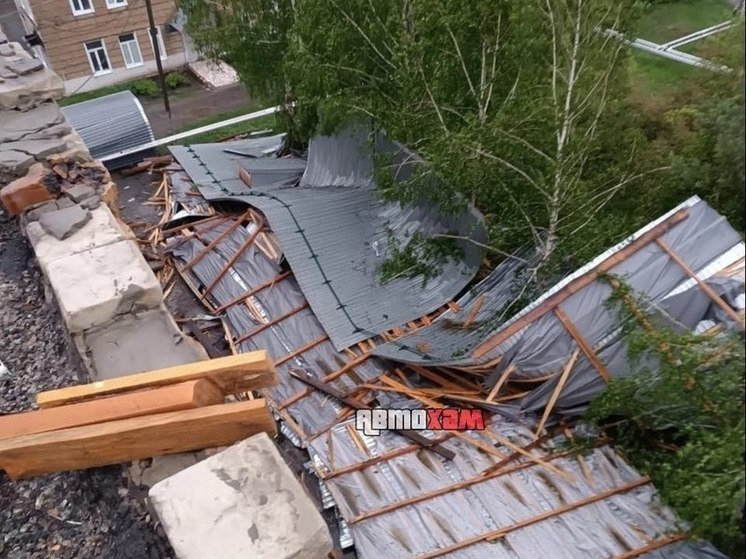 В Пензенской области ураган сорвал крыши с больницы и школы