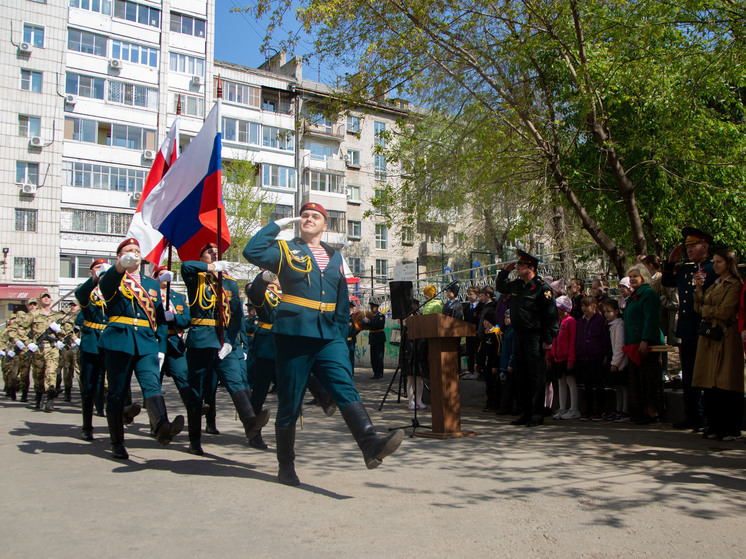 В Хабаровске Росгвардия провела акцию «Парад у дома ветерана»