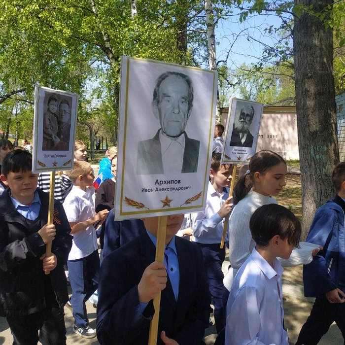 Школьники Хабаровска поздравили ветерана и прошли по улице «Бессмертным полком»