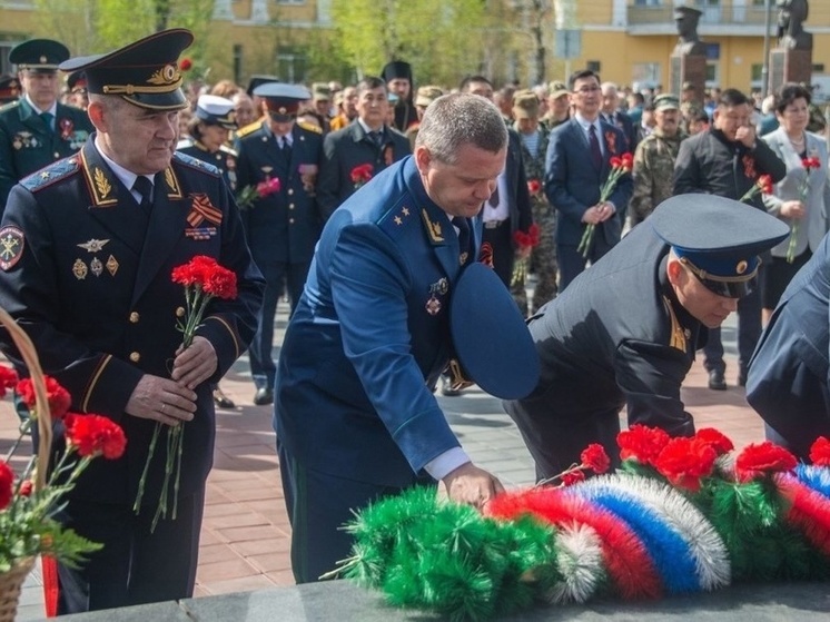В столице Тувы в канун дня Победы прошла церемония у памятника солдатам ВОВ