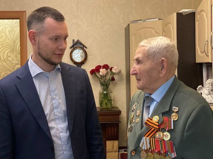 Евгений Чуркин поздравил с Днем Победы Ветерана Великой Отечественной войны Алексея Ермакова