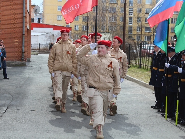Парады у домов ветеранов прошли в Петрозаводске