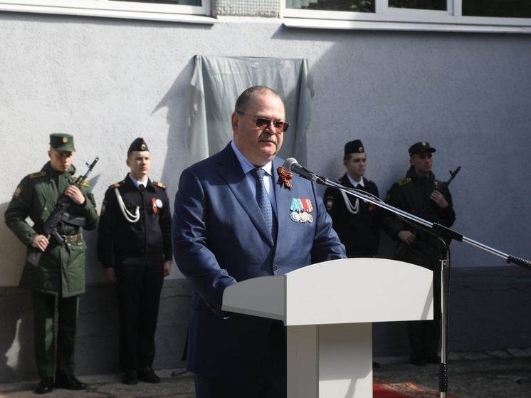 Пензенский губернатор открыл в Пензе мемориальную доску первому Герою России из Пензенской области