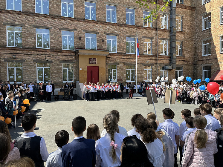 В школах Владивостока прошли линейки ко Дню Победы