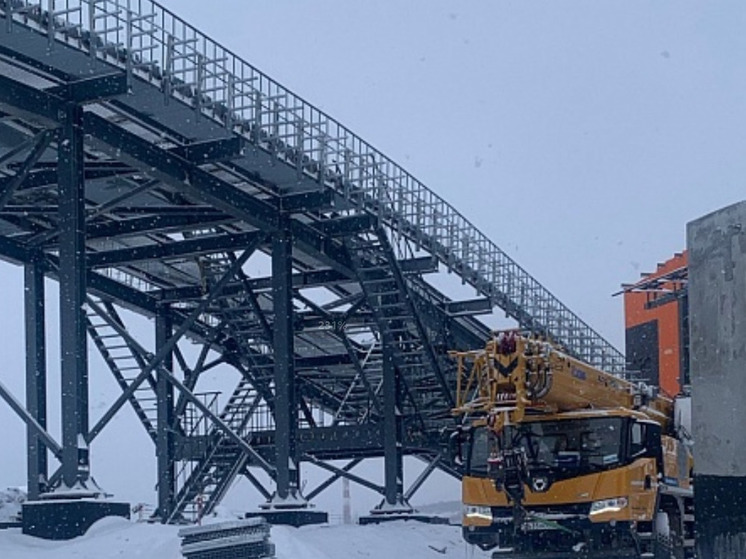 Рабочий упал с высоты на стройке в порту Мурманск