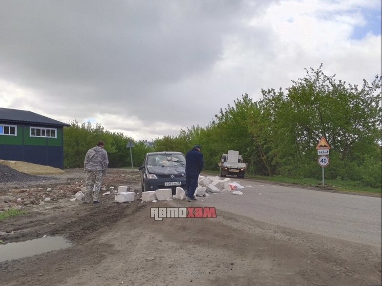 В Пензе блоки задавили легковушку