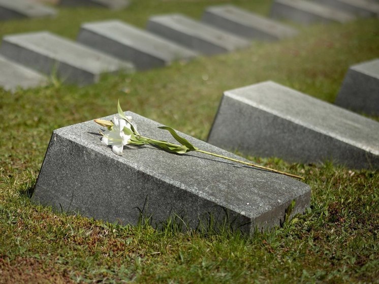 В Ленобласти неизвестные расстреляли мемориал «Скорбящий матрос» и братскую могилу