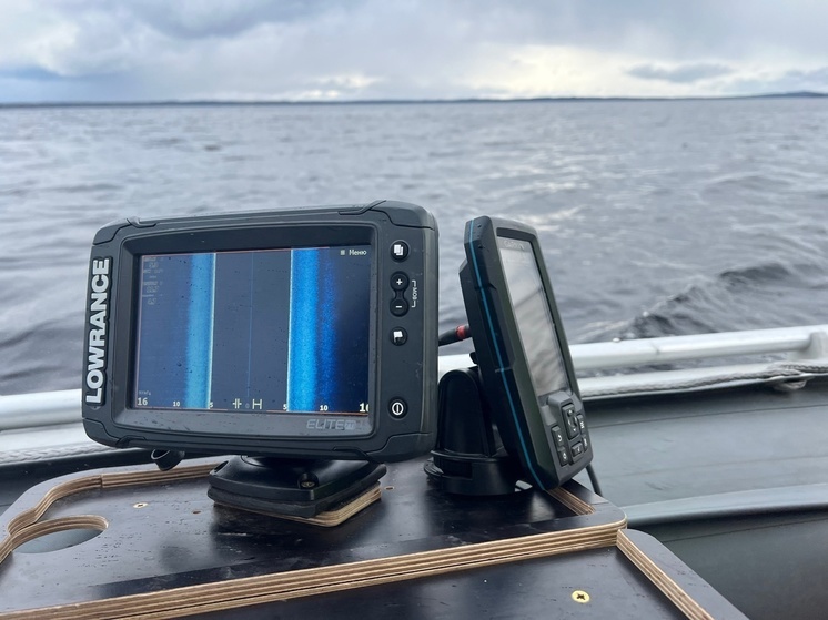 Водолазы нашли сапог, весла и сети двух пропавших рыбаков в Карелии