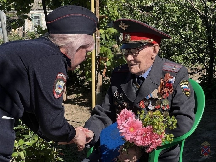 Волгоградские полицейские поздравили ветерана перед Днем Победы