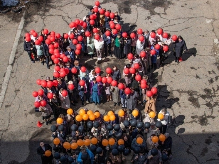Более 100 человек выстроились в виде звезды в честь Дня Победы в Чите
