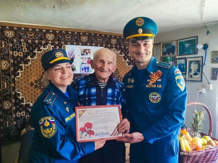 Сотрудники МЧС на Херсонщине поздравили ветерана-разведчика
