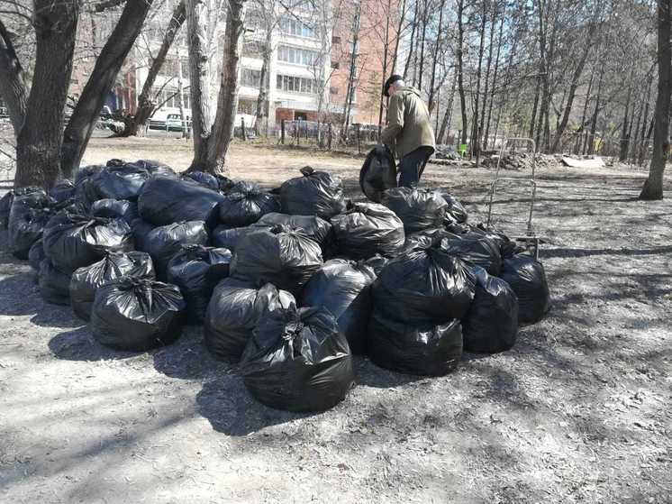 В мэрии Новосибирска рассказали, когда с улиц уберут оставшиеся после субботника пакеты с мусором