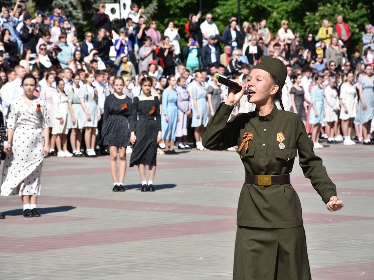 В Шпаковском округе 1418 юношей и девушек исполнили вальс Победы