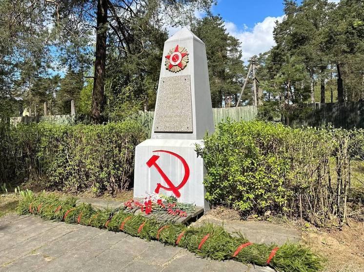 В Псковской области возложили гирлянды к военным мемориалам в преддверии Дня Победы