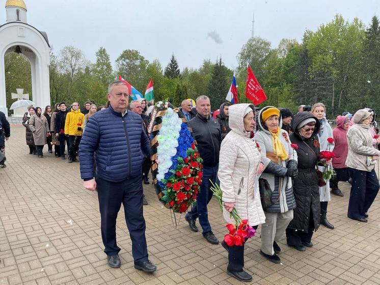 Сотрудники Сбера почтили память воинов Великой Отечественной войны у мемориала в Калуге