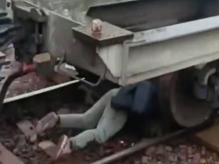 Двое людей попали под товарняк на ж/д станции в Богородском