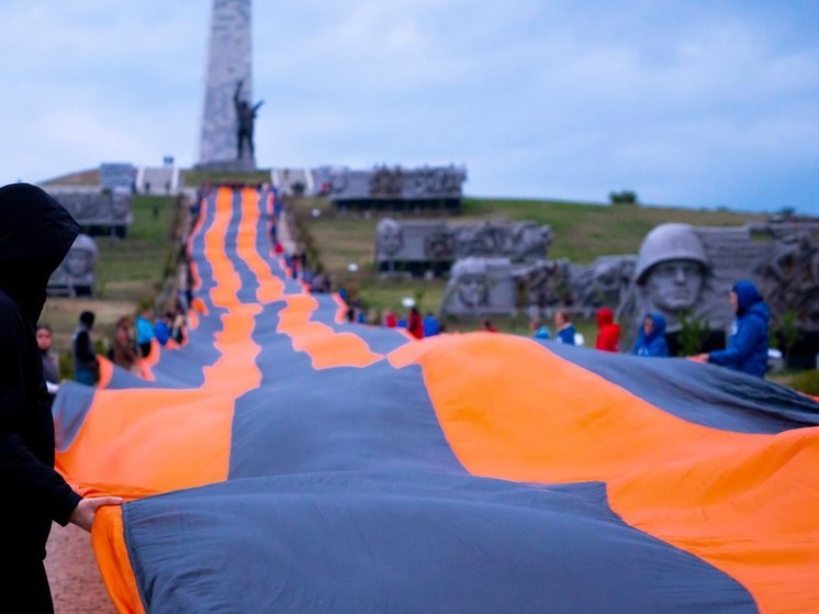 Молодежь ДНР развернула Георгиевскую ленту длиной в триста метров