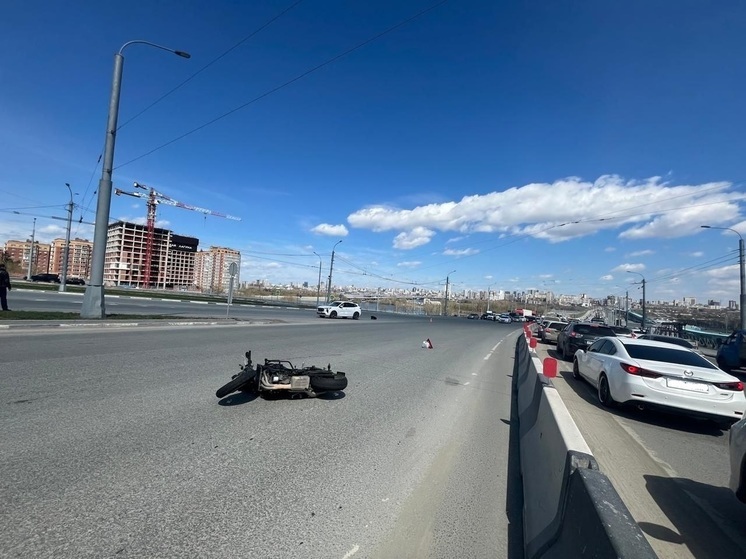 В Новосибирске произошло столкновение автомобиля с мотоциклом