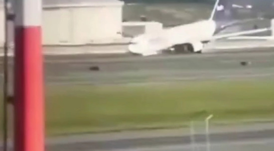 В Стамбуле самолет совершил аварийную посадку без переднего шасси: видео