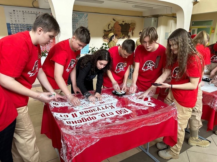 В Новом Уренгое школьники изготовили копии Знамени Победы