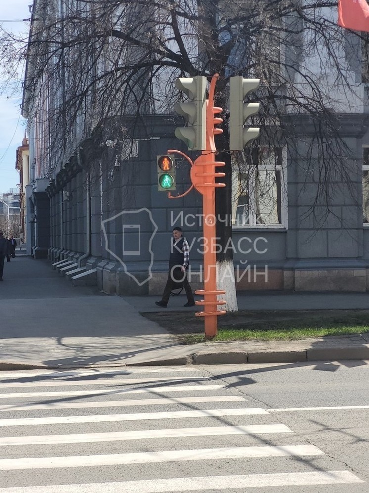 Светофор в центре Кемерова начал показывать красный и зелёный свет одновременно