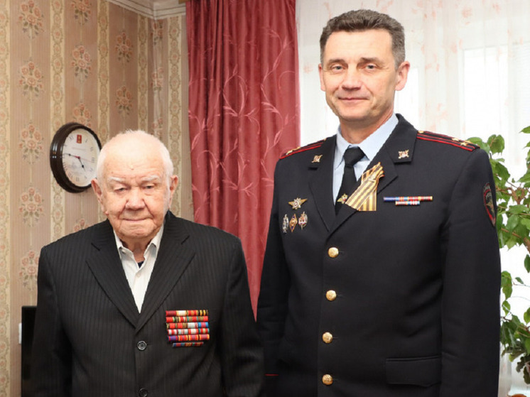 Тверские полицейские поздравили ветерана Великой Отечественной войны Николая Владимирова
