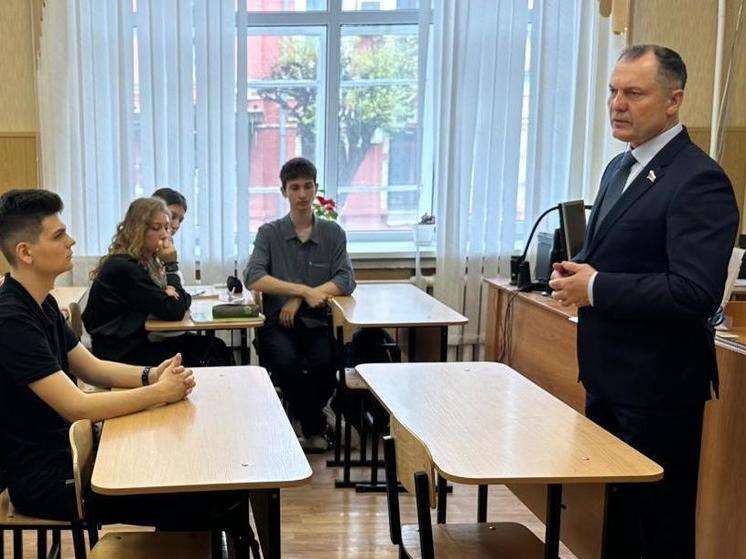 Сенатор Игорь Мурог провёл встречу с учениками школы № 7 в Рязани