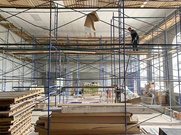 Строители с Ямала реконструируют дом культуры в Волновахском районе