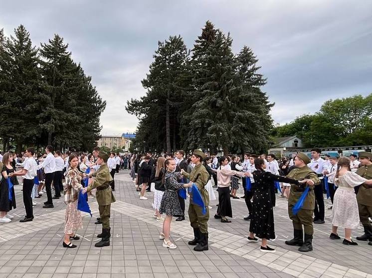 Более 300 школьников Предгорного округа исполнили танец «Синий платочек»