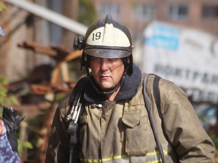 Крупный пожар пожирает деревню Песчанка в черте Красноярска