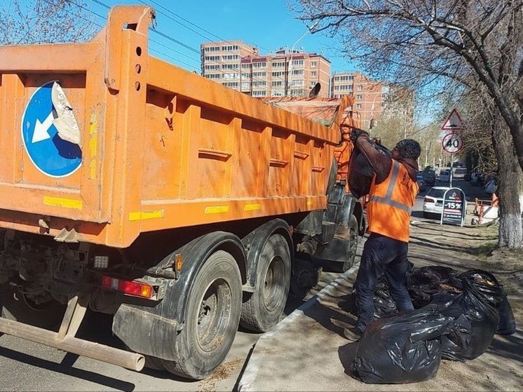 В Иркутске продолжается весенняя уборка: приводятся в порядок газоны, тротуары и остановки